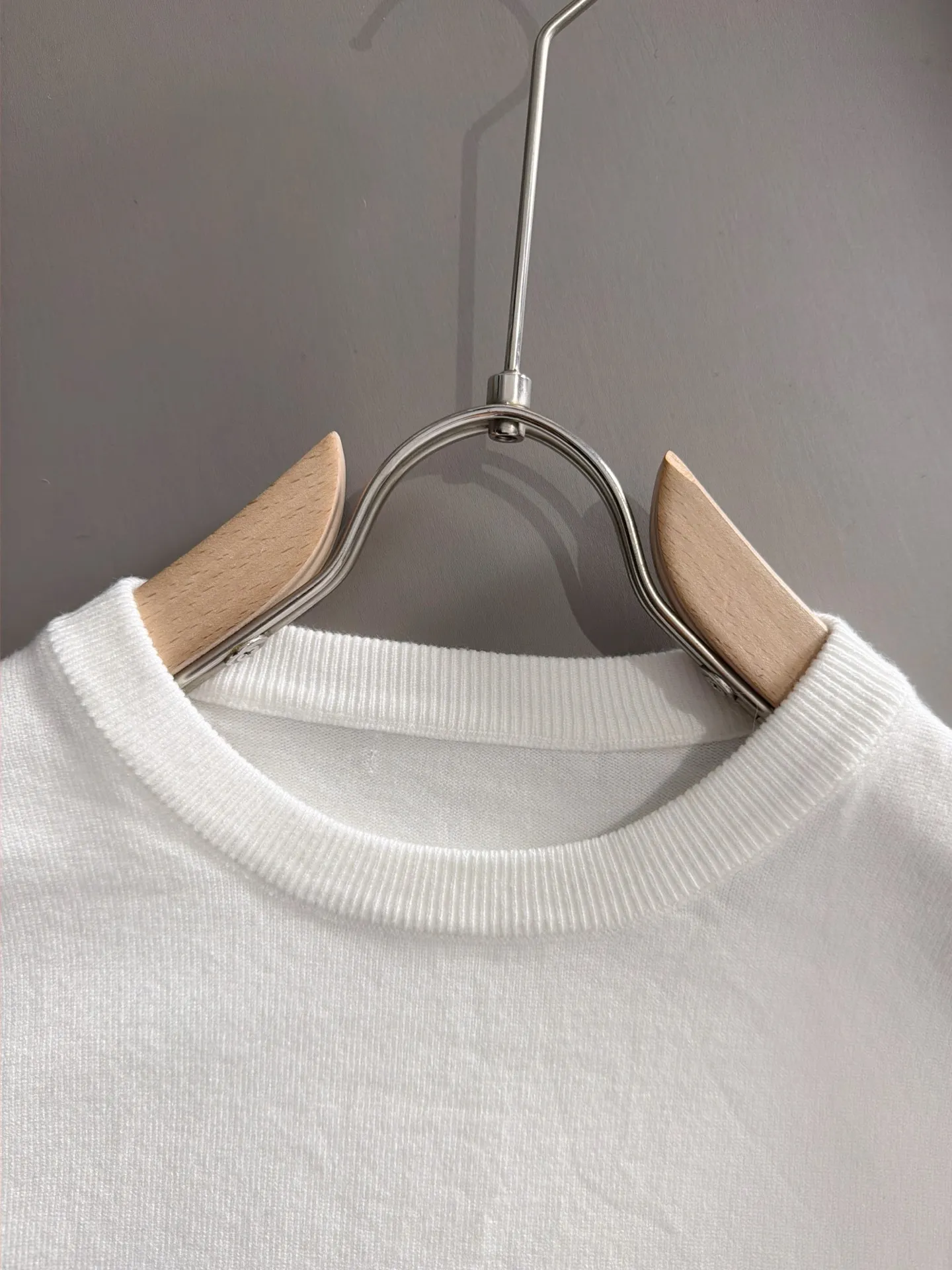 The latest knitted sweaters from Balenciaga’s 2026 Autumn and Winter official website are now on sale at the counter for Hot Sale! Specially made of wool blended fabric. It feels comfortable and can be directly in contact with the skin. The logo badge is exquisitely embroidered, which is extremely eye-catching! The details highlight the fashionable charm of big brands. Exquisite workmanship. Three-dimensional cutting style. The wearing effect is invincible and handsome! All three standards are complete! Sizes:M-3XL